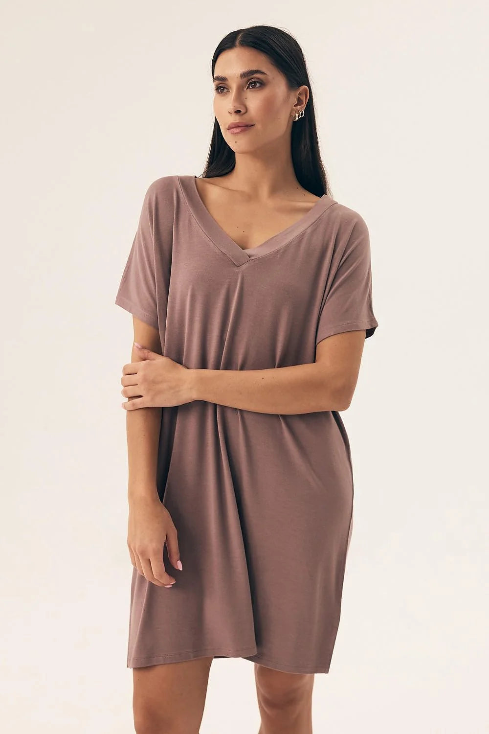 Chemise de nuit Henderson élégante en viscose 95% élasthanne 5% coupe ample manches courtes décolleté en V au-dessus du genou idéale pour nuits confortables femmes