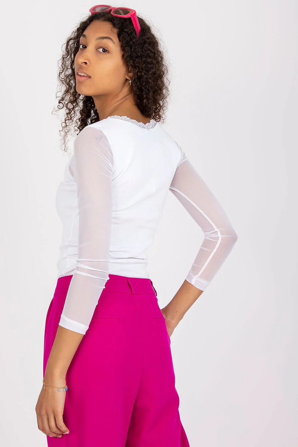 Chemisier Rue Paris ajusté en tissu côtelé manches longues transparentes col V dentelle blanche taille ajustable pour femme