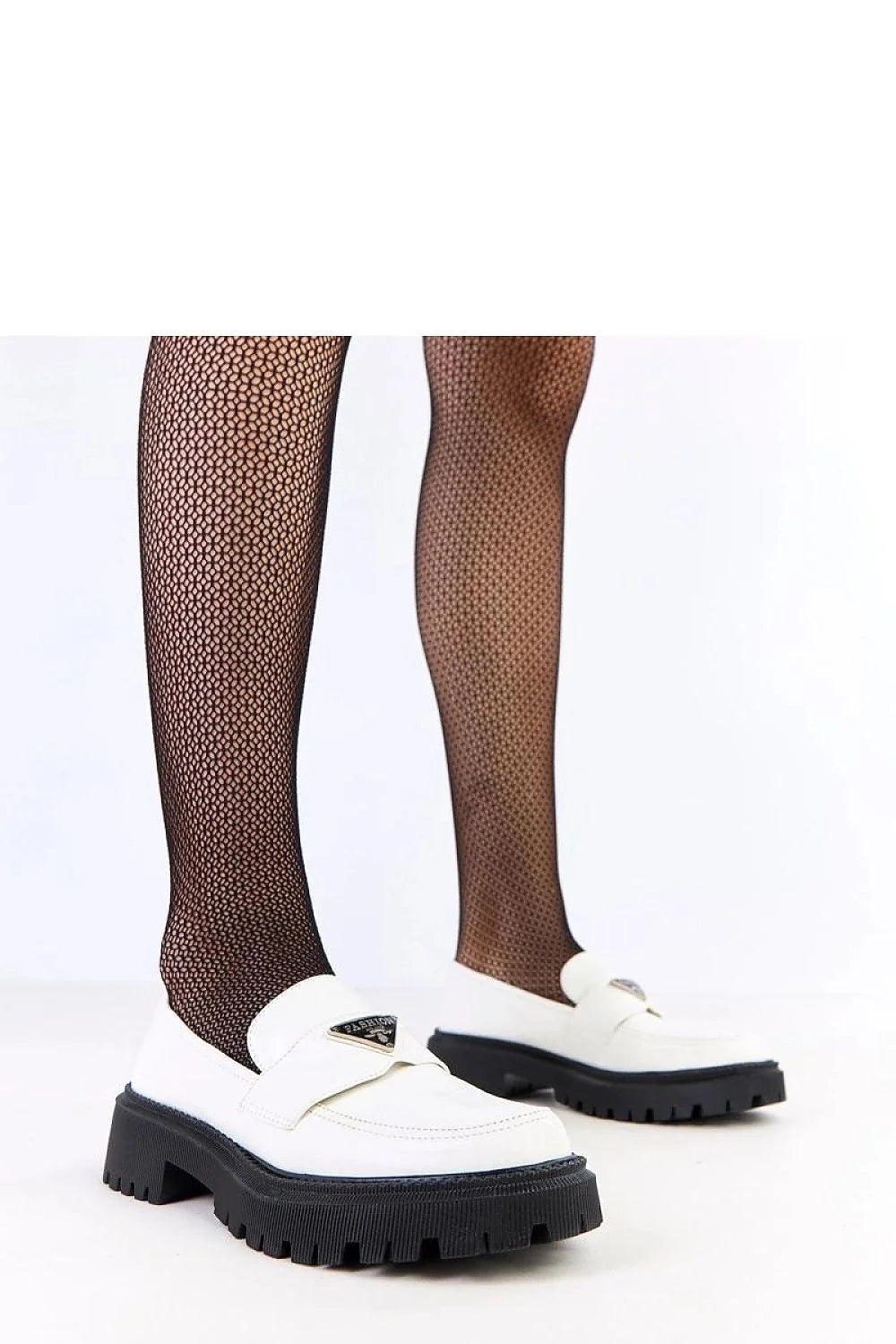 mocassins femme loafers blancs cuir synthétique effet lisse bout rond bride métal triangulaire semelle crantée noire talon bas bloc confortable