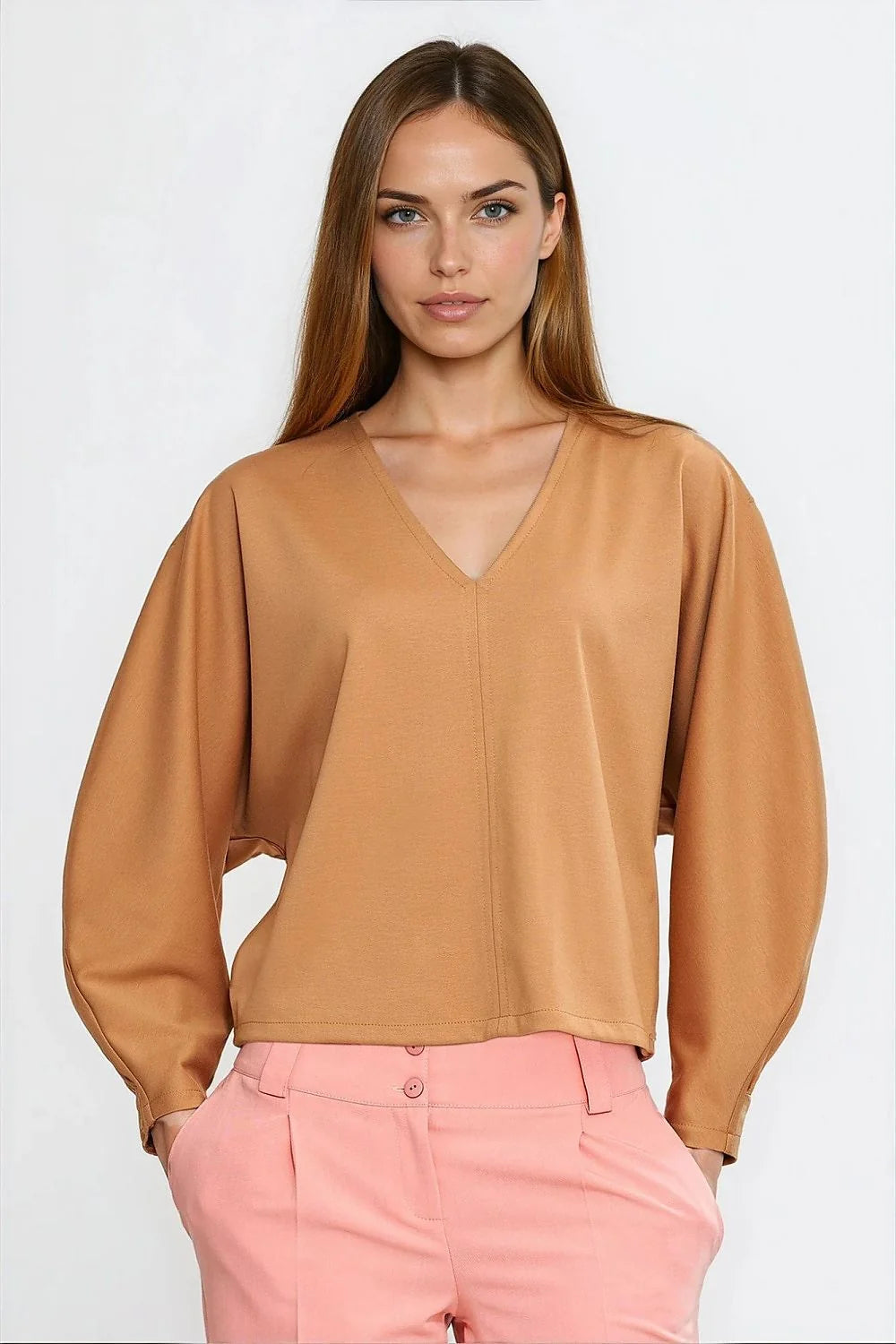 chemisier oversize boxy court camel maille douce viscose confortable encolure V manches longues ballon couture centrale apparente minimaliste