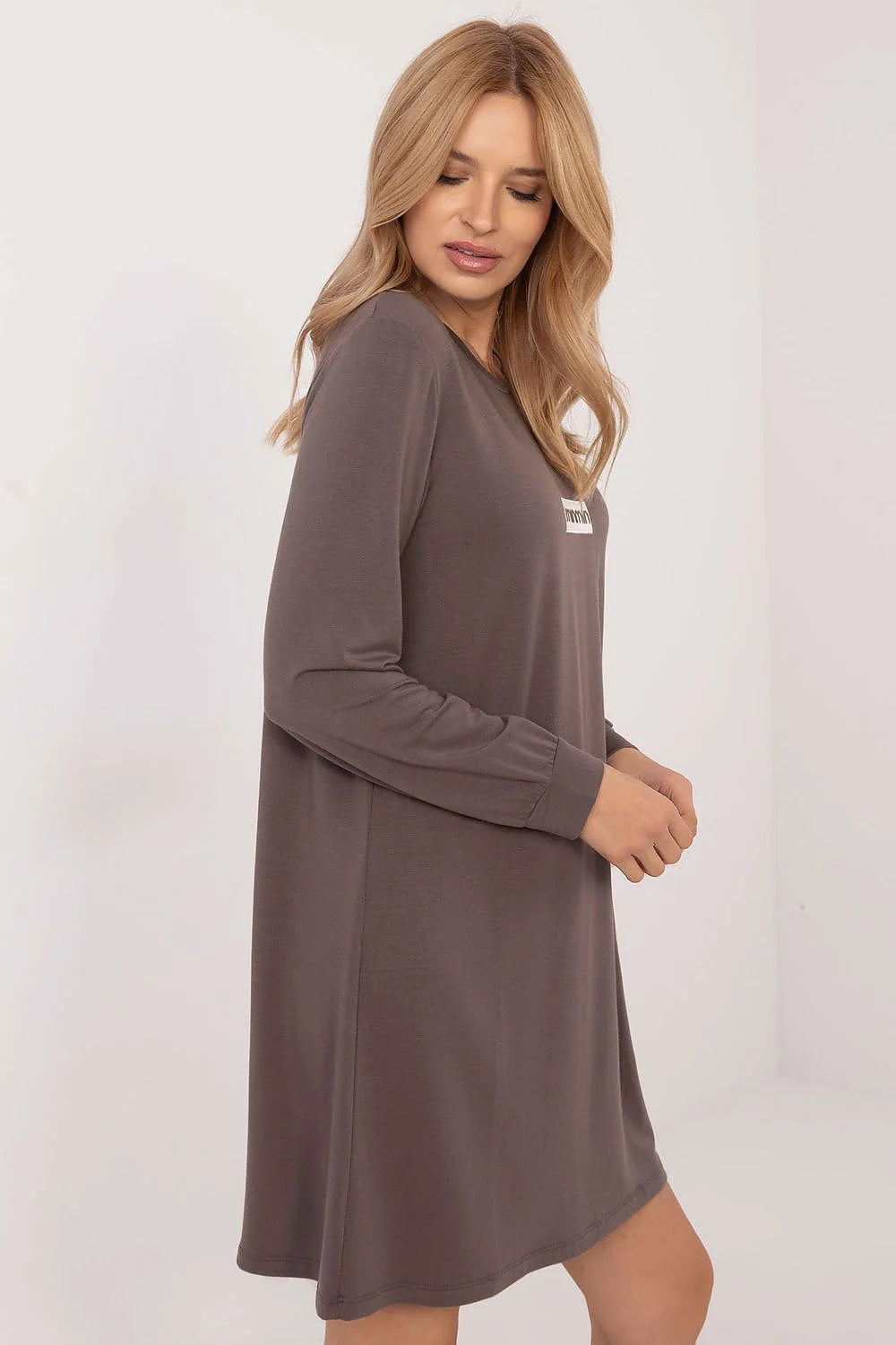 Robe de jour Relevance pour femme en micro-modal, couleur brun taupe, manches longues, encolure ronde, coupe droite, logo blanc, style casual, confort et style