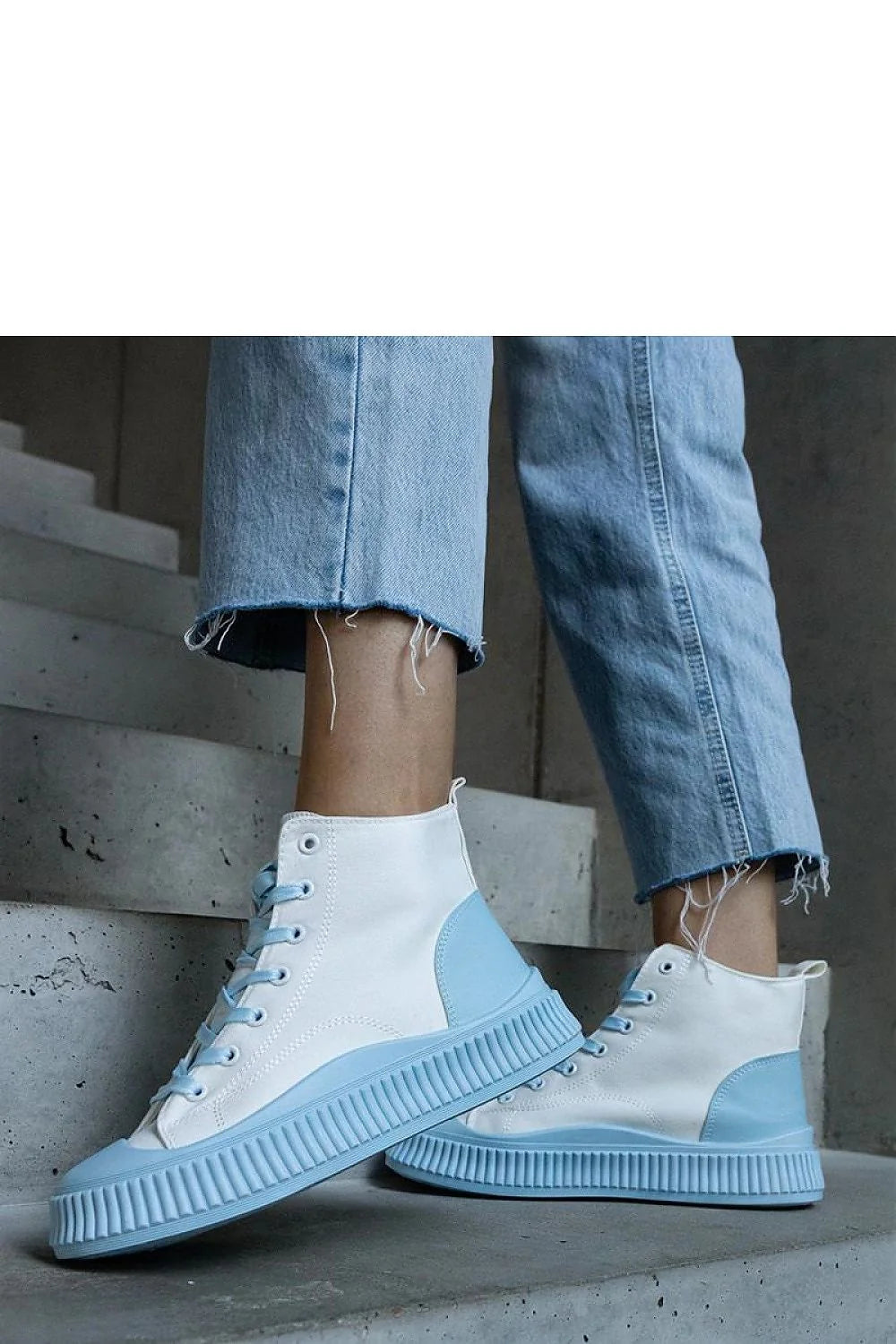 Baskets montantes femmes moderne blanc bleu pâle semelle caoutchouc nervurée lacets métalliques高 top sportif décontracté