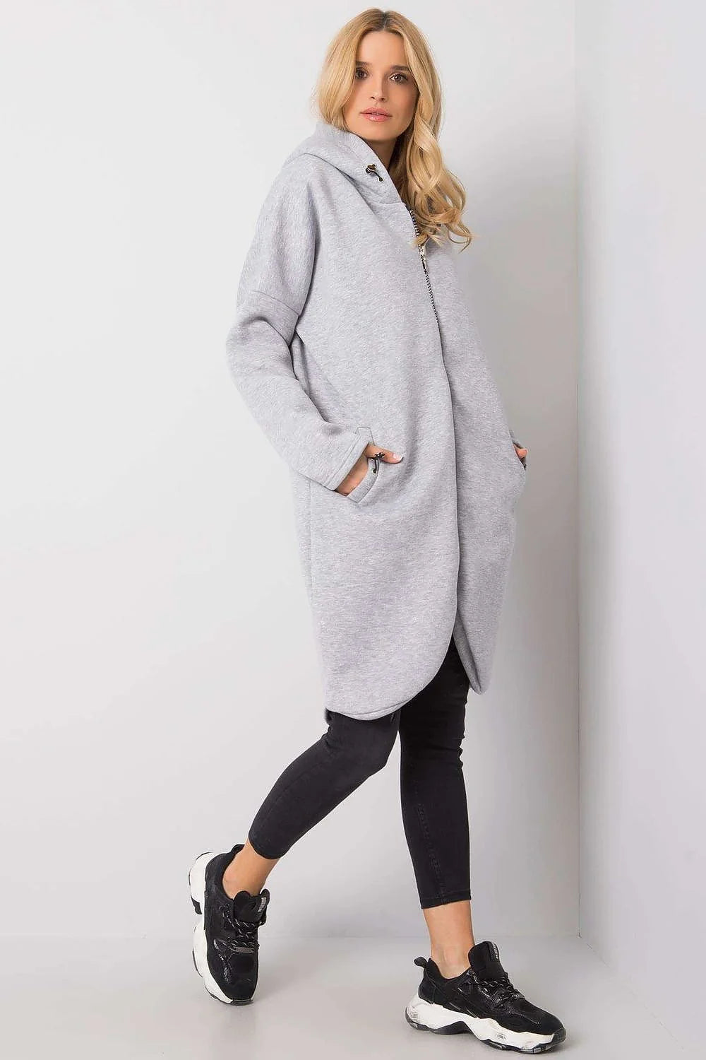 Manteau pour femmes design moderne audacieux couleur fuchsia vif coupe oversize matériau structuré fonctionnalité confort