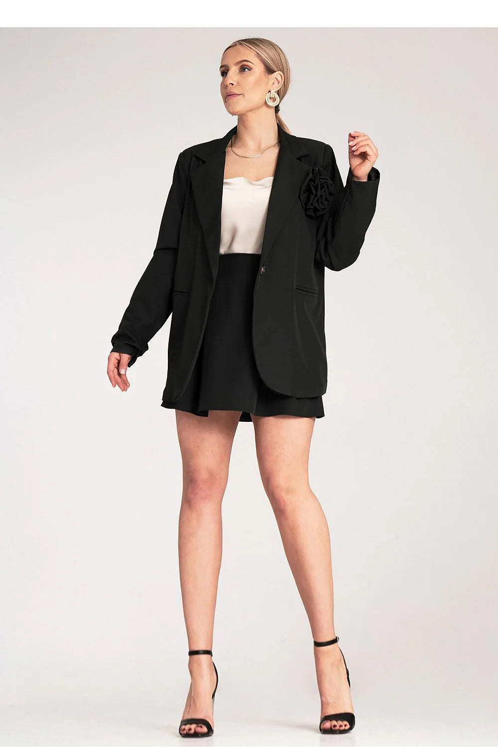 blazer femme noir élégant classique semi ajusté épaules structurées col tailleur fermeture bouton métallique poche passepoilée fleur tissu