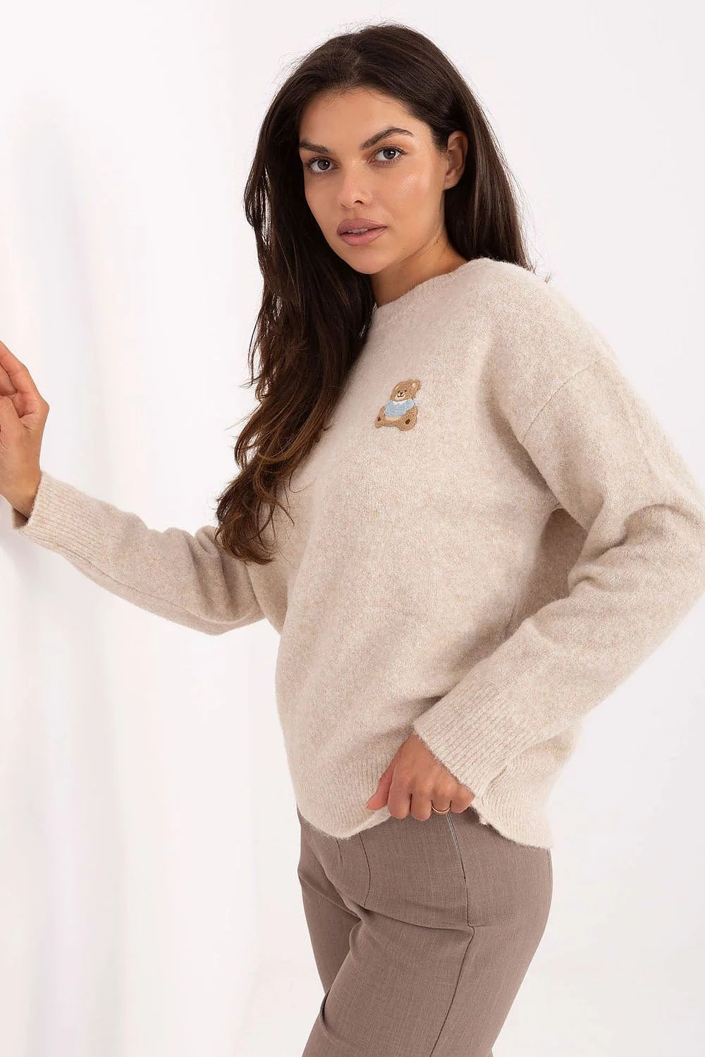 pull femme maille douce beige sable col rond coupe ample manches longues finitions côtelées ourson brodé poitrine casual chic layering