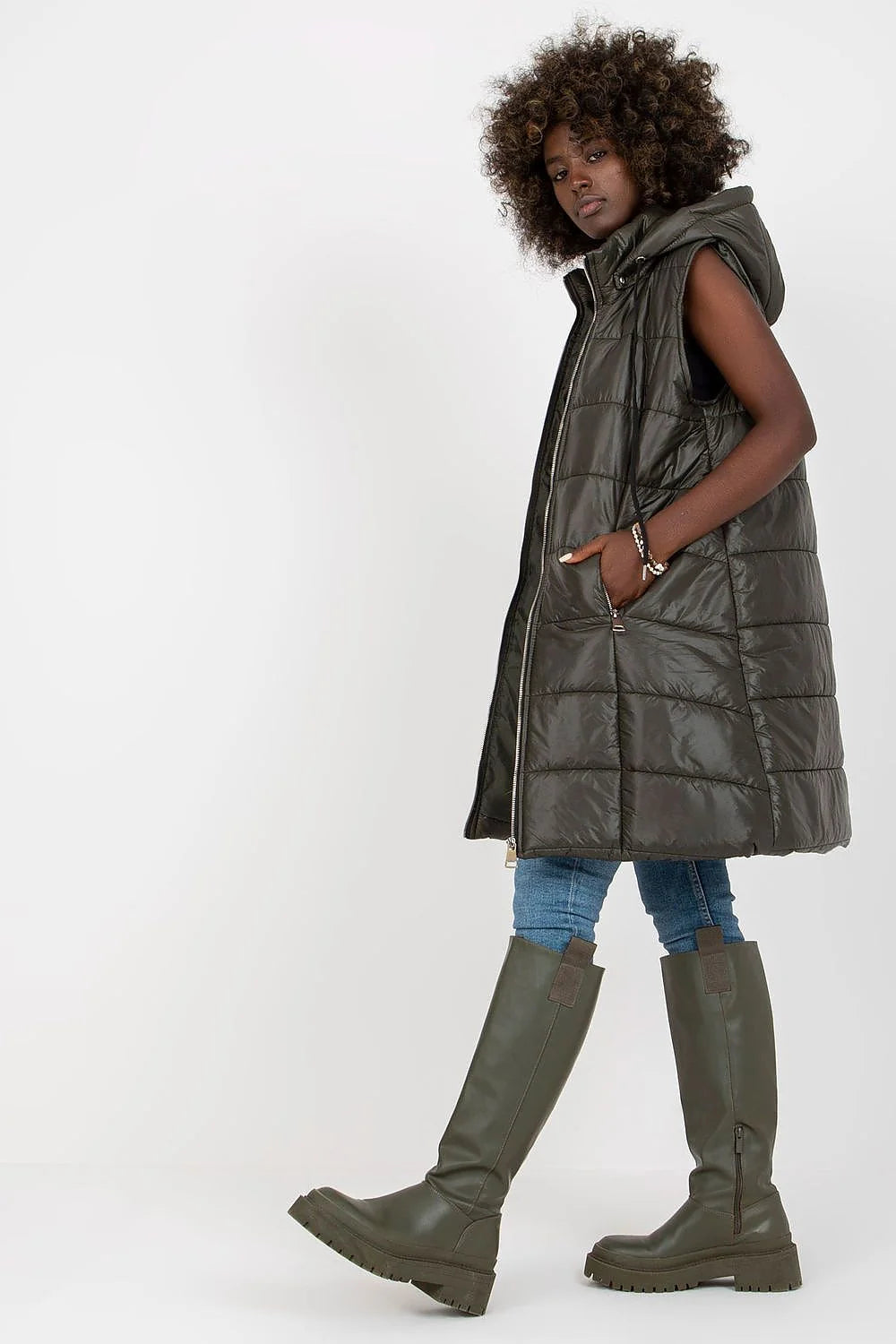Gilet sans manches Och Bella matelassé pour femme couleur kaki coupe longue avec capuche amovible poches zippées doublé nylon 100%