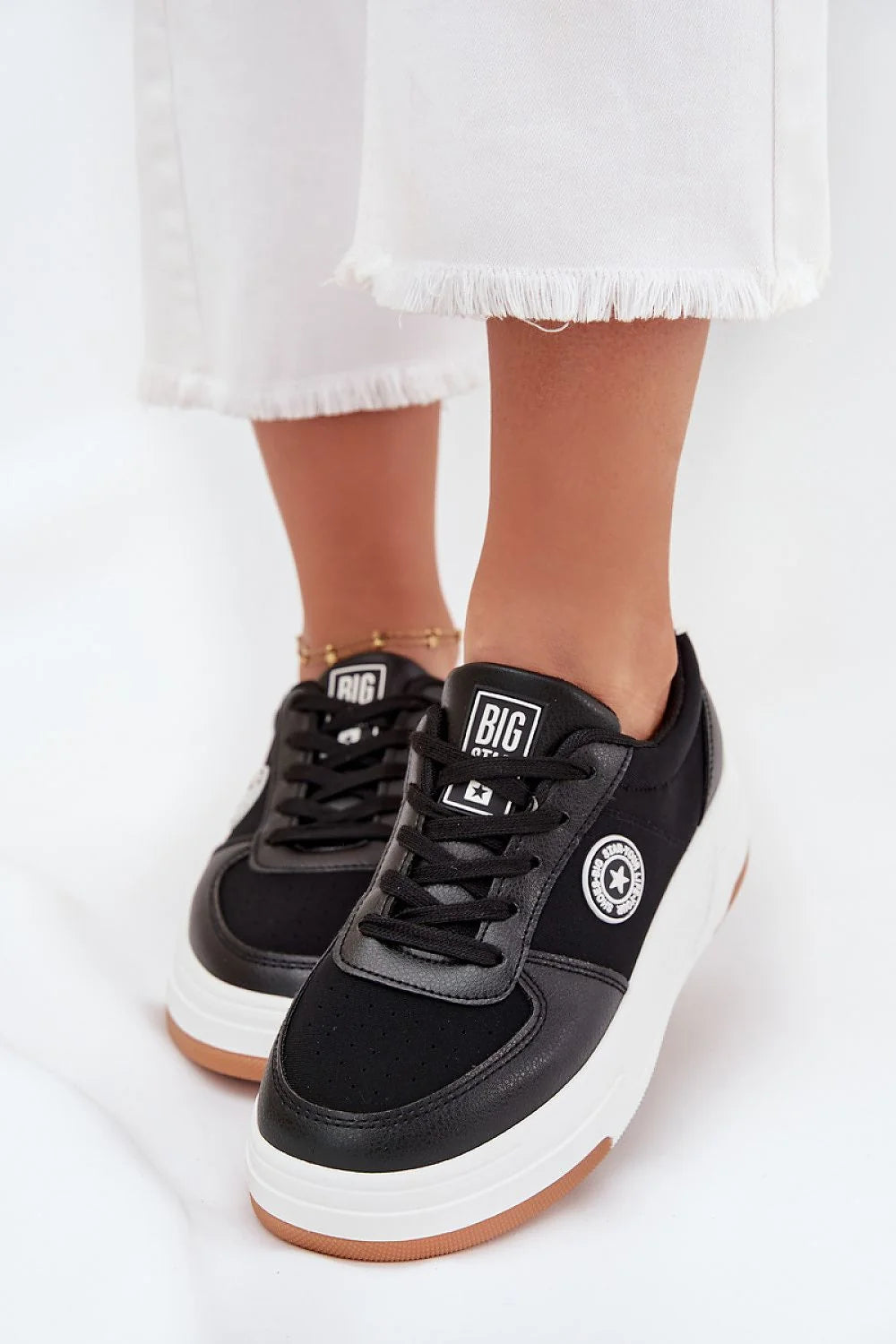 baskets femme plateforme noires similicuir textile bout rond surpiqûres lacets plats logo latéral semelle blanche insert gomme marron respirante amortissante