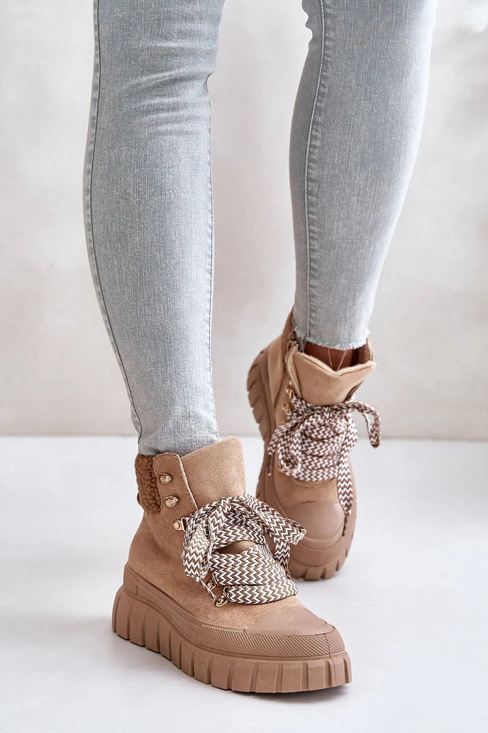 Bottes pour femmes éco-suede camel avec doublure peau de mouton, semelle plateforme, fermeture éclair et lacets, style hiver élégant et confortable femmes