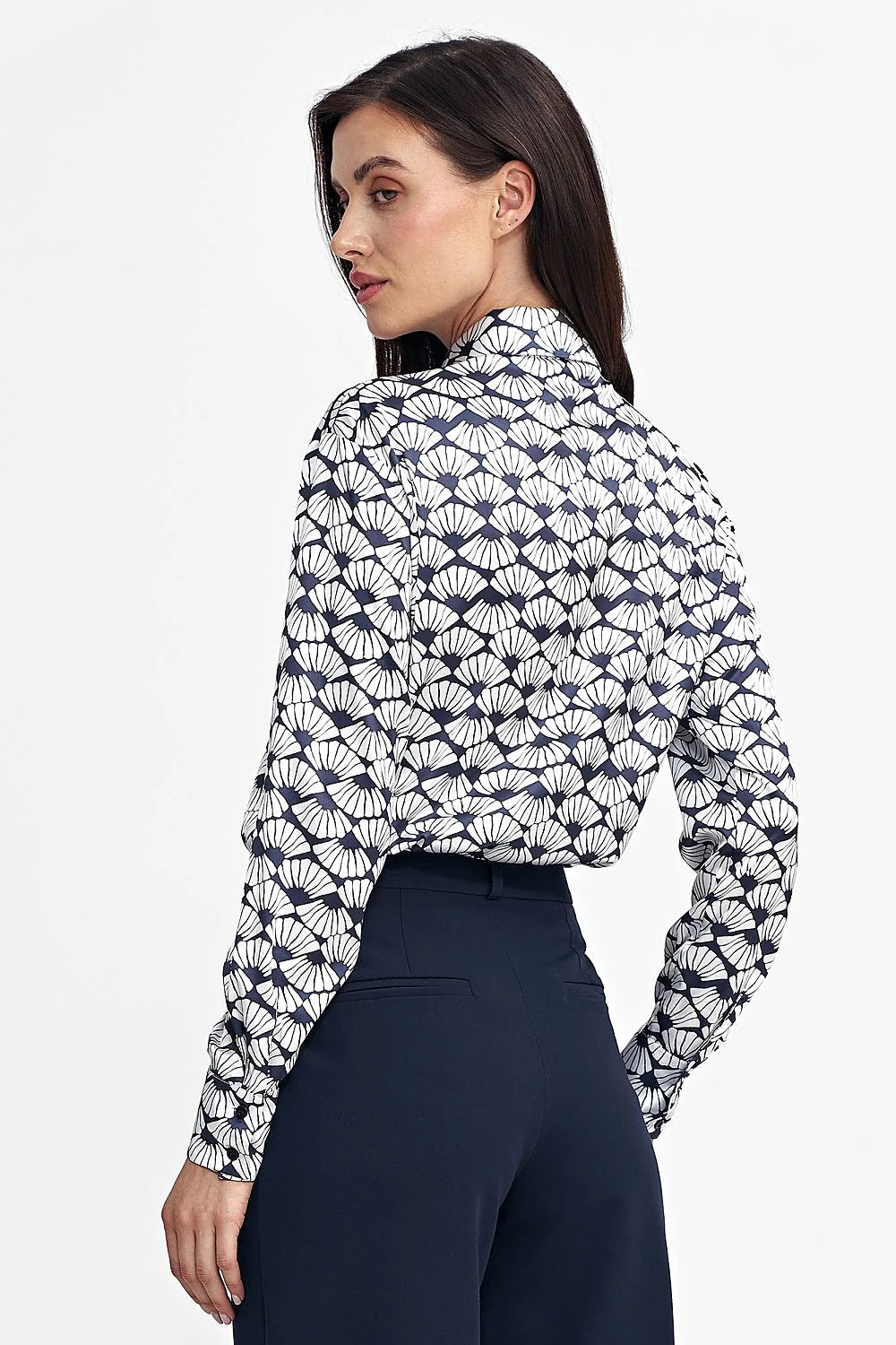 Chemisier féminin élégant motif coquillages blanc et noir coupe classique manches longues boutons discrets tissu fluide