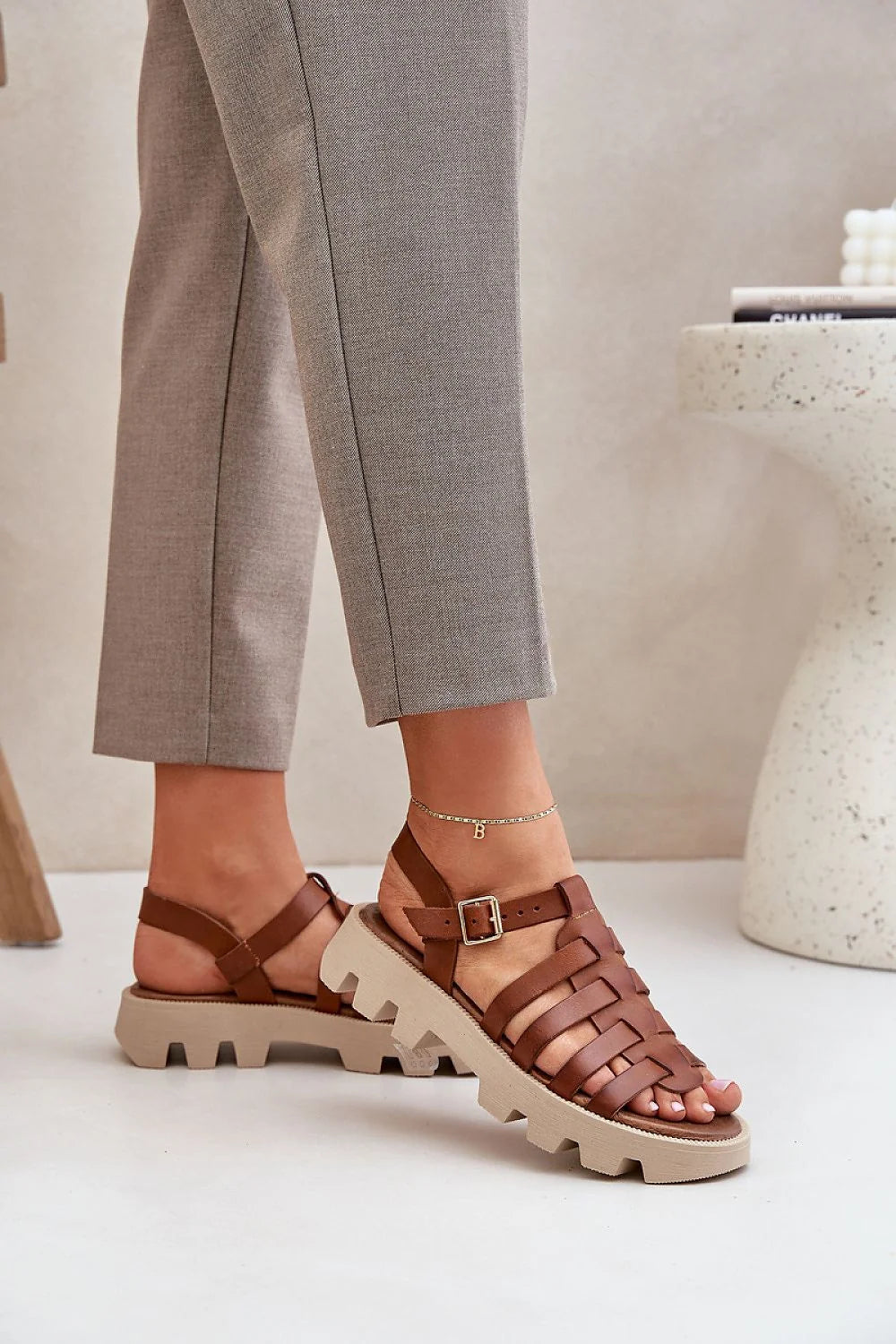 sandales spartiates femme cuir cognac brides tressées ouvert bride cheville réglable boucle métal doré semelle crantée beige antidérapante plateforme chic