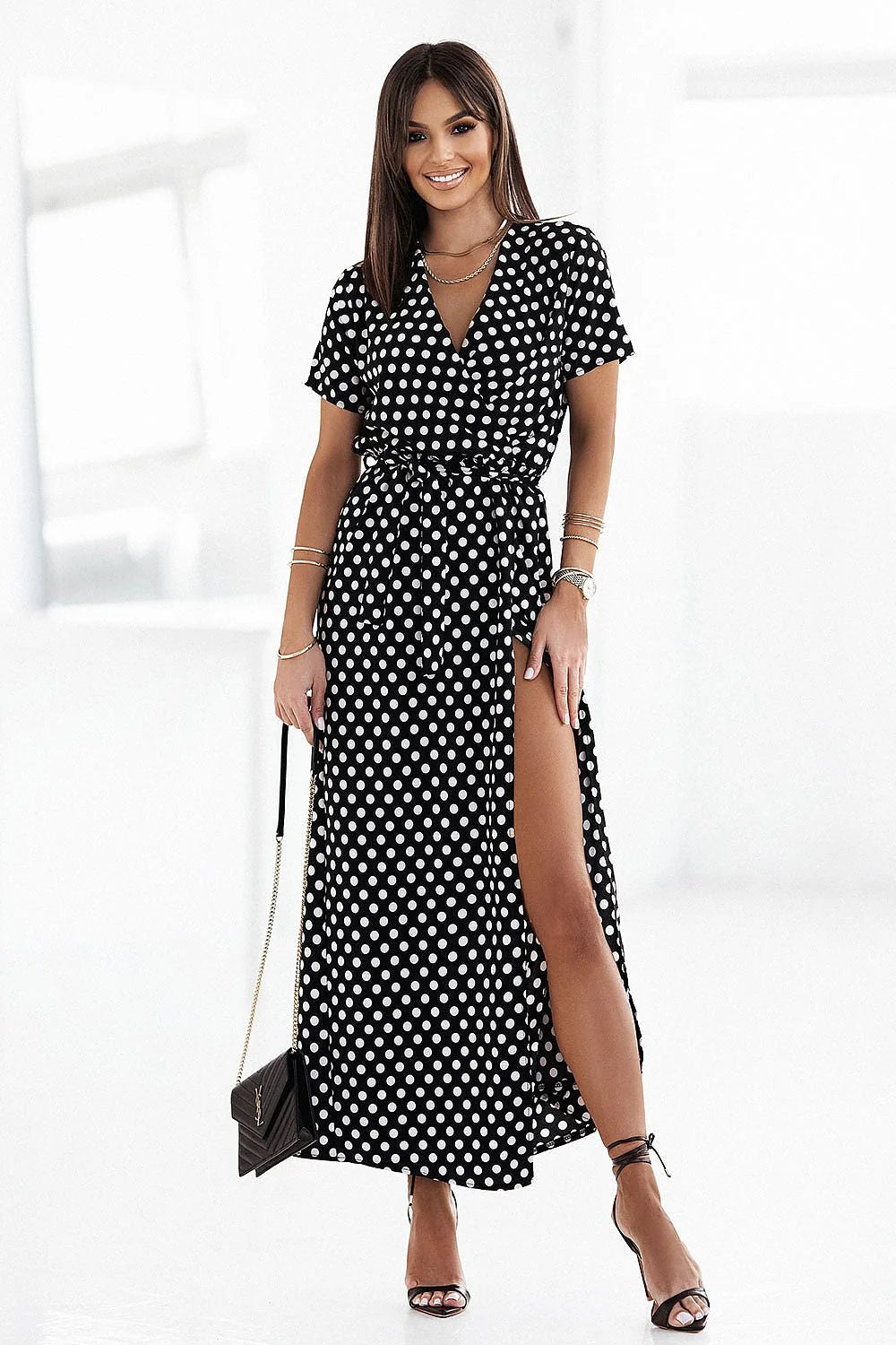 robe longue portefeuille pois noir blanc fluide léger encolureV manches courtes ceinture ajustable fente haute boutons avant polyester respirant polonaise