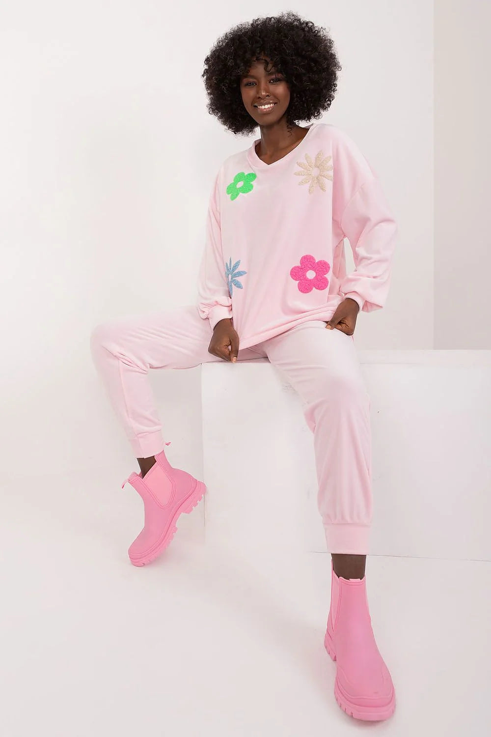 ensemble lounge femme sweat oversize jogging velours rose pastel molletonné appliqués fleurs multicolores coupe relaxed taille élastique