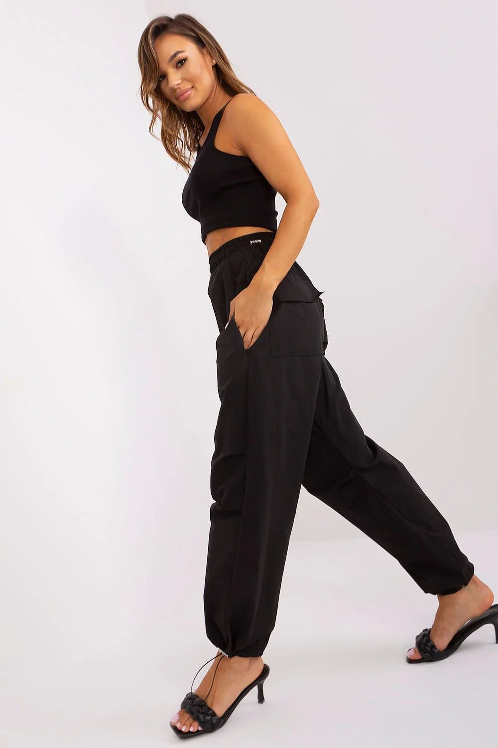 pantalon femme ample cargo taille haute coton polyester noir décontracté moderne jogger streetwear poches latérales cordon serrage chevilles élastiquées