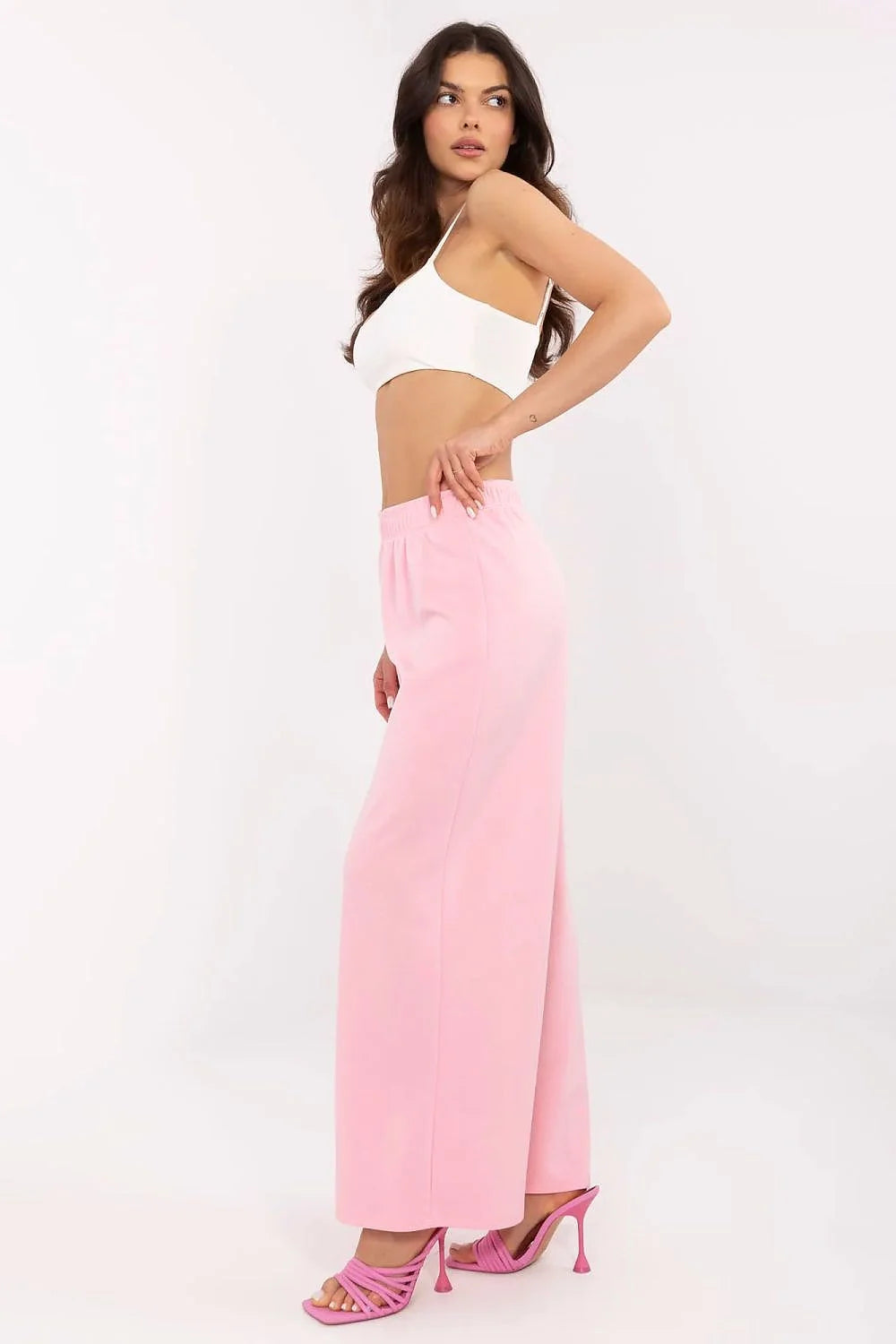 Tenue tendance femme haut court bretelles fines pantalon large rose pastel matières douces