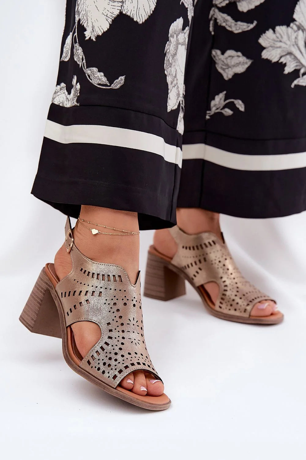 Sandales à talons Jezzi ouvertes perforées cuir synthétique doré métallisé talon bois confort femme été soir