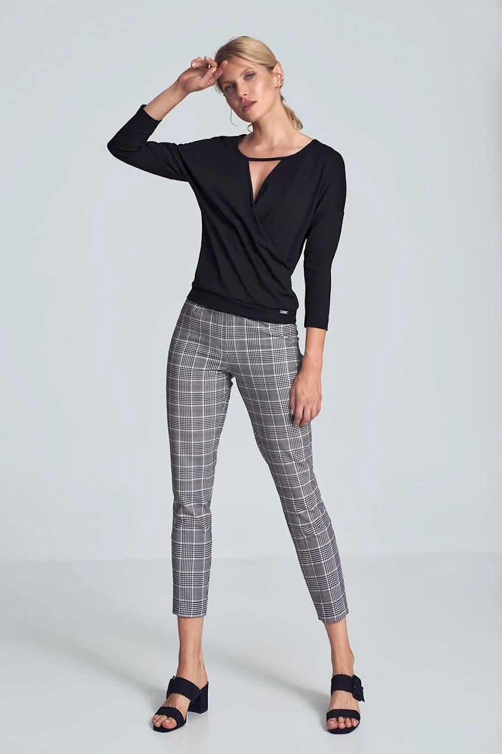 Haut féminin blanc en polyester viscose élégant manches longues encolure V pour look chic