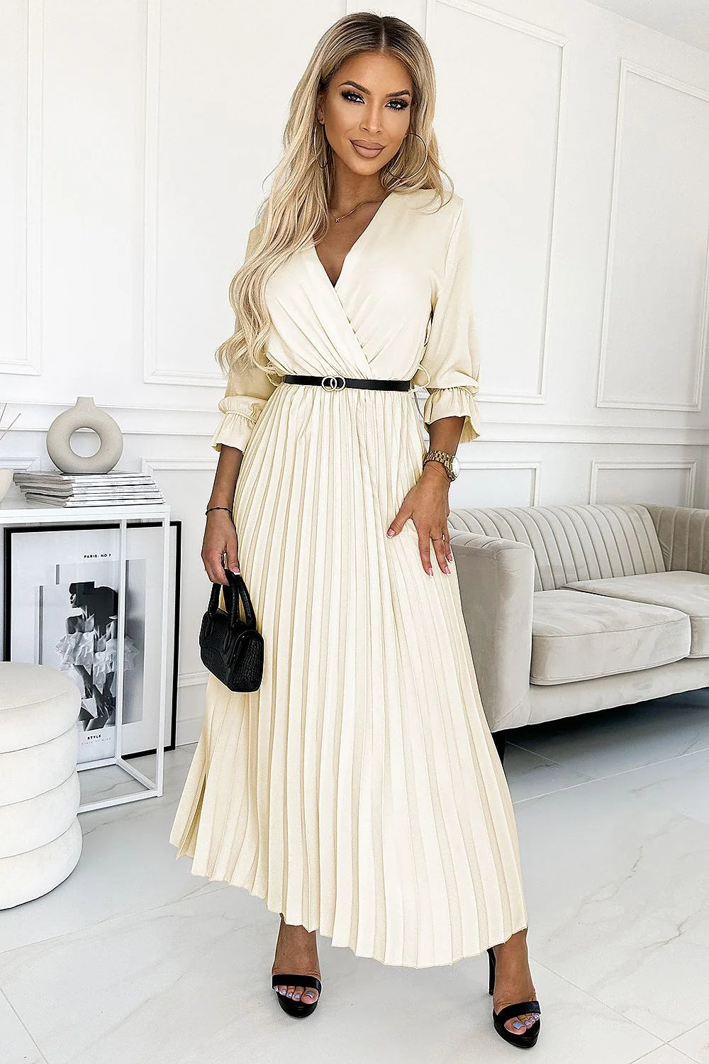 Robe de cocktail élégante beige clair cache-cœur manches 3/4 plissée ceinture noire tissu lisse femmes