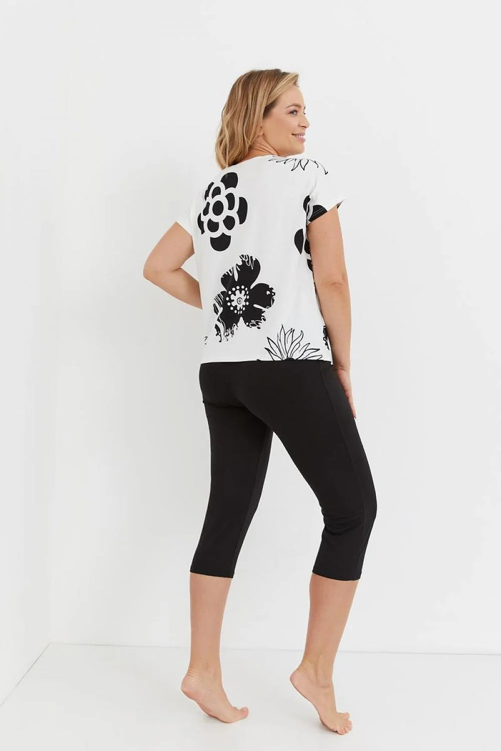 Pyjama femme motifs floraux noir et blanc pantalon capri viscose confortable encolure ronde modern style décontracté