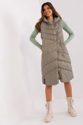 Gilet sans manches pour femme design moderne fonctionnel matelassé en diagonale couleur taupe polyamide isolé coupe droite longueur genoux