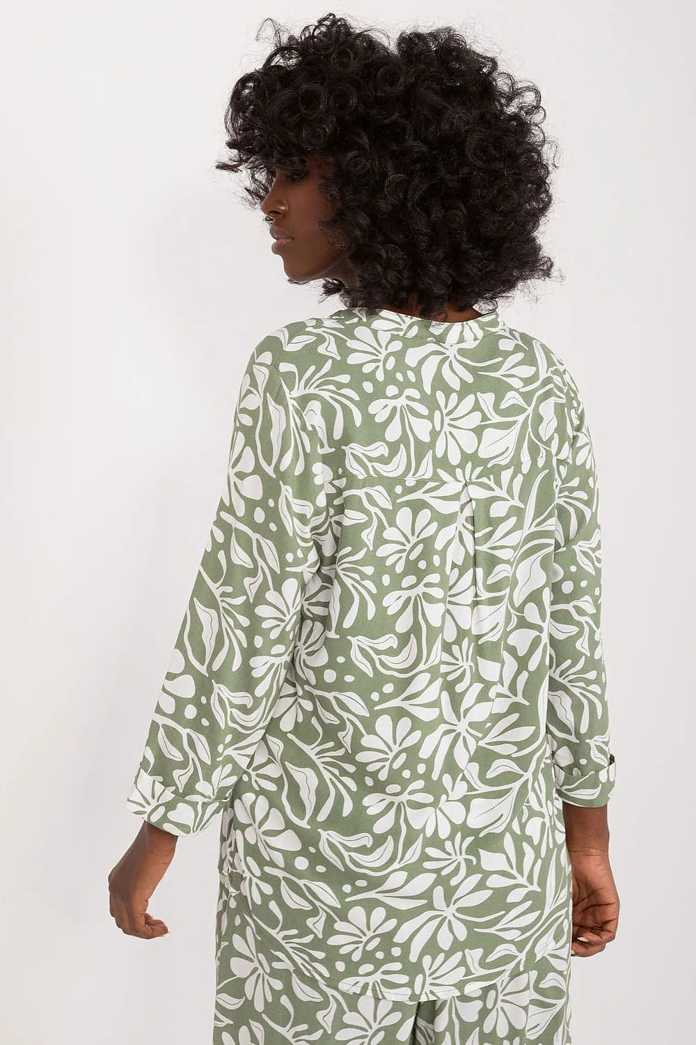 Chemisier Sublevel féminin mode été 2023 manches longues col V subtil noué à la taille motif floral vert olive femme