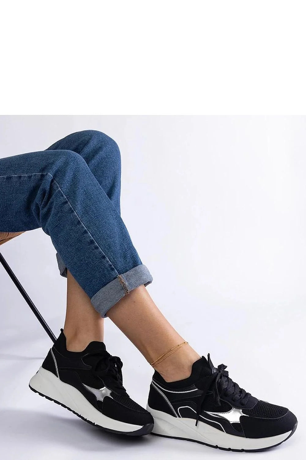 Baskets mode femmes style sportif design moderne tige basse semelle plateforme noire blanche métallique