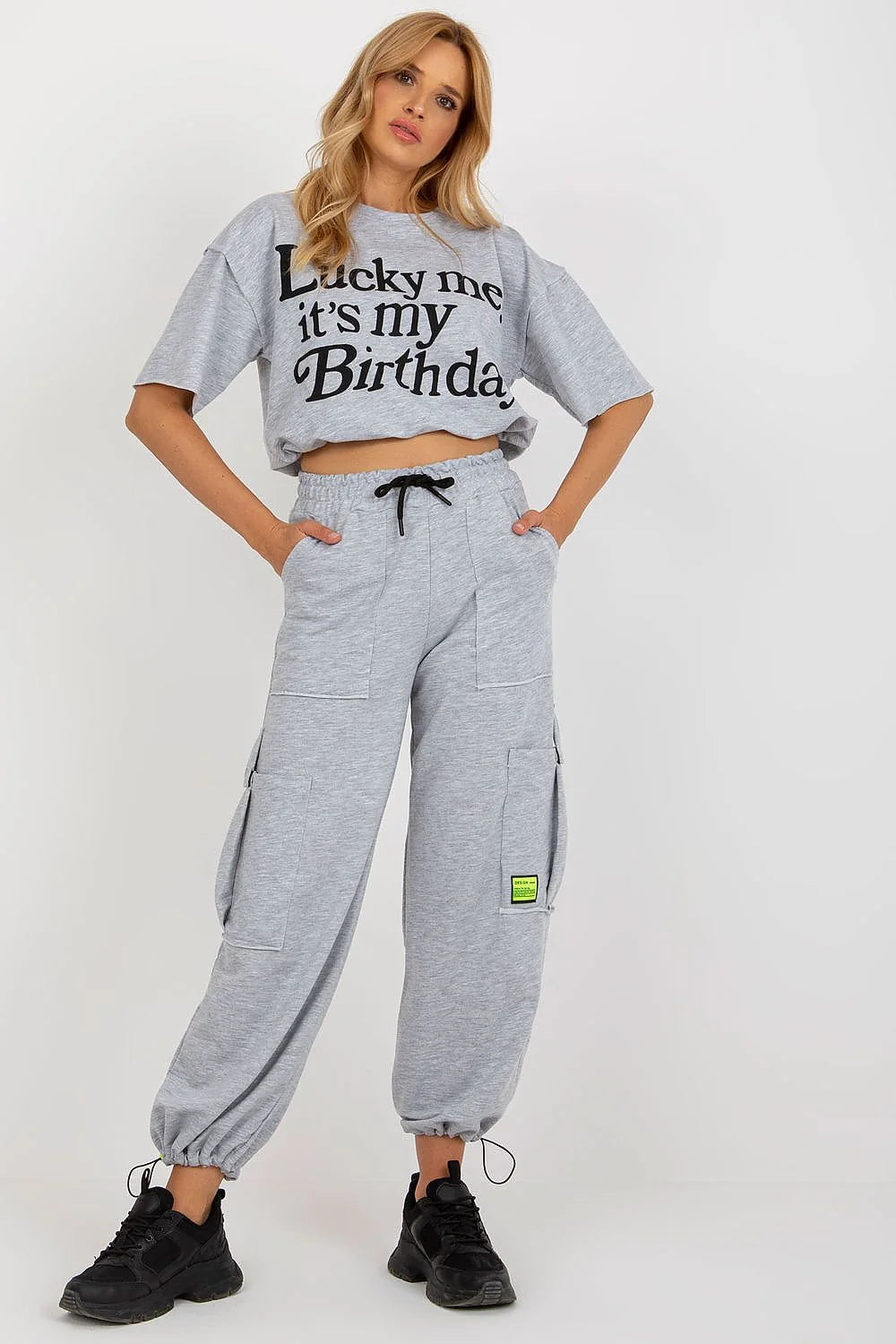 Ensemble Badu moderne survêtement t-shirt manches courtes encolure ronde inscription pantalon joggers cargo poches latérales