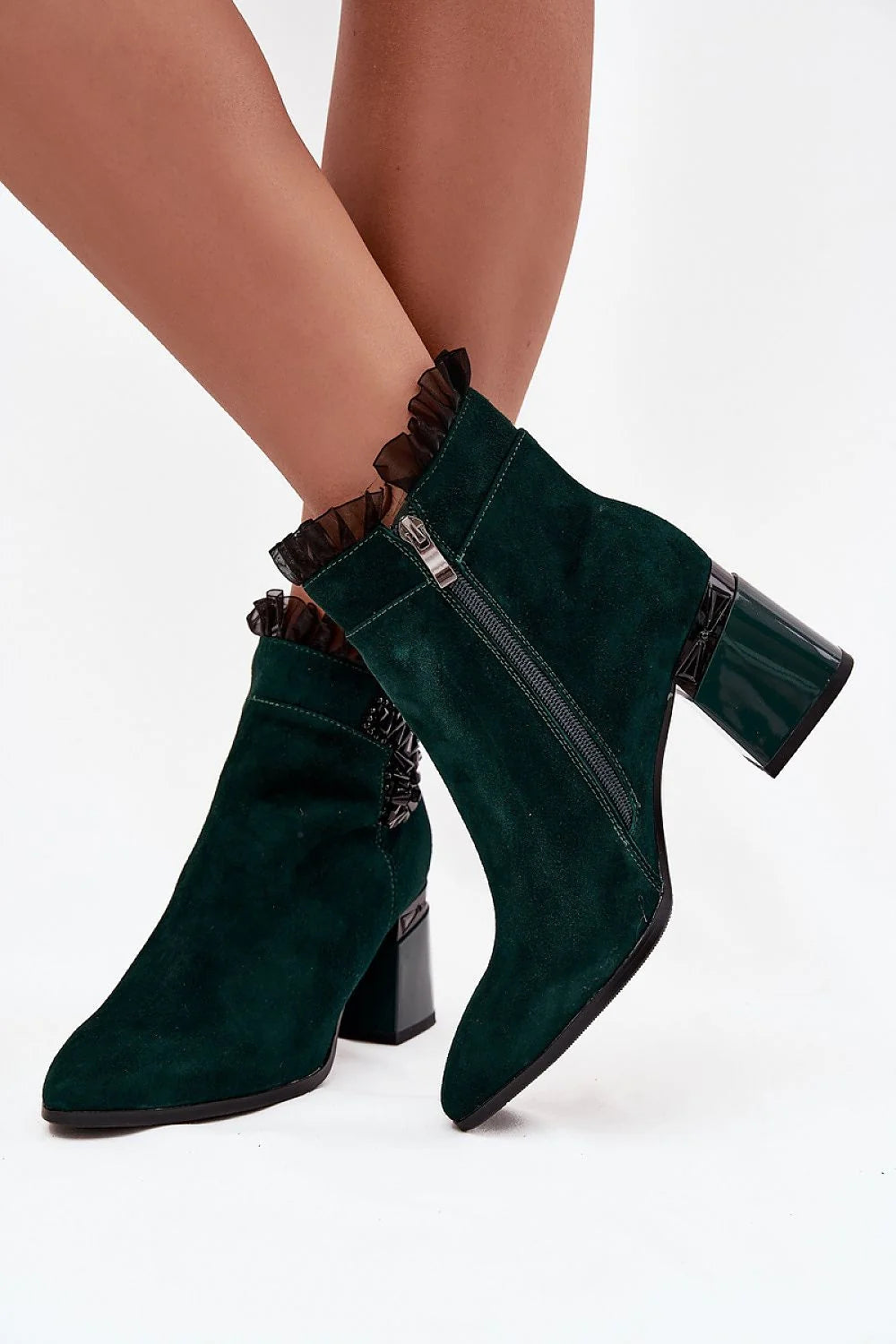 bottines femme suède vert émeraude doublées fermeture éclair latérale talon bloc verni bout pointu volant plissé fronces décoratives