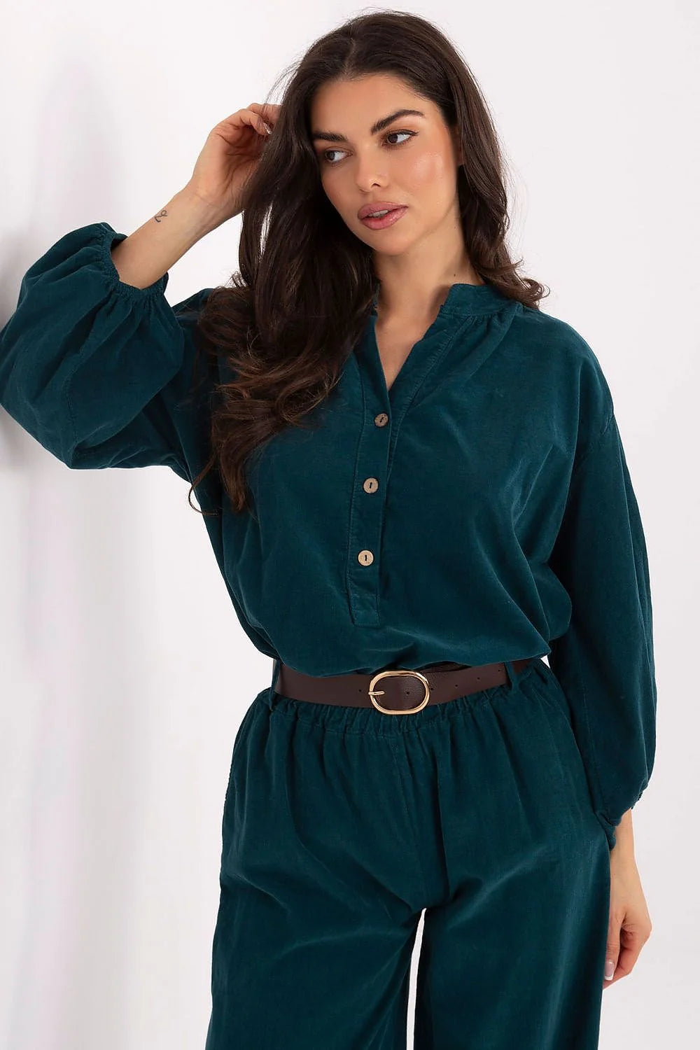 chemisier blouse oversize velours côtelé vert émeraude manches ballon poignets élastiqués col tunisien patte boutonnage boutons effet bois