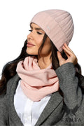 ensemble hiver élégant femme bonnet écharpe côtelé maille tricotée rose poudré chaud confortable douce moelleux ajusté urbain sophistiqué