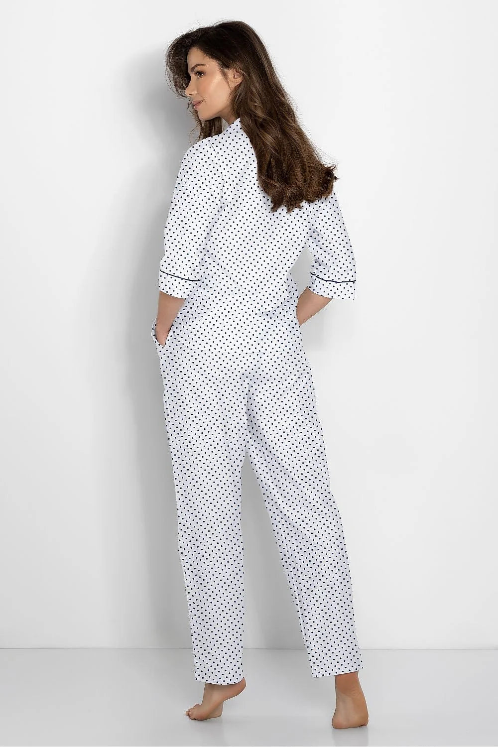 Pyjama féminin élégant à pois noirs sur fond blanc, matelas hypoallergénique, coupe droite, manches longues, col à revers, pantalon assorti