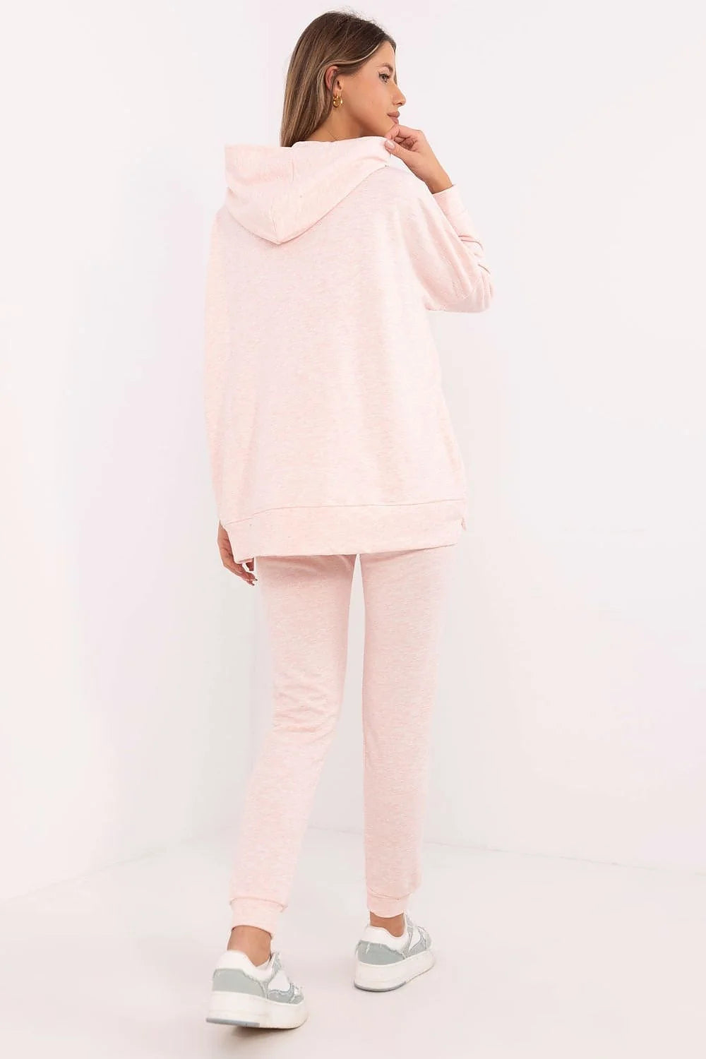 Ensemble détente pour femme sweat à capuche et pantalon coton polyester coloris rose clair porté confortable