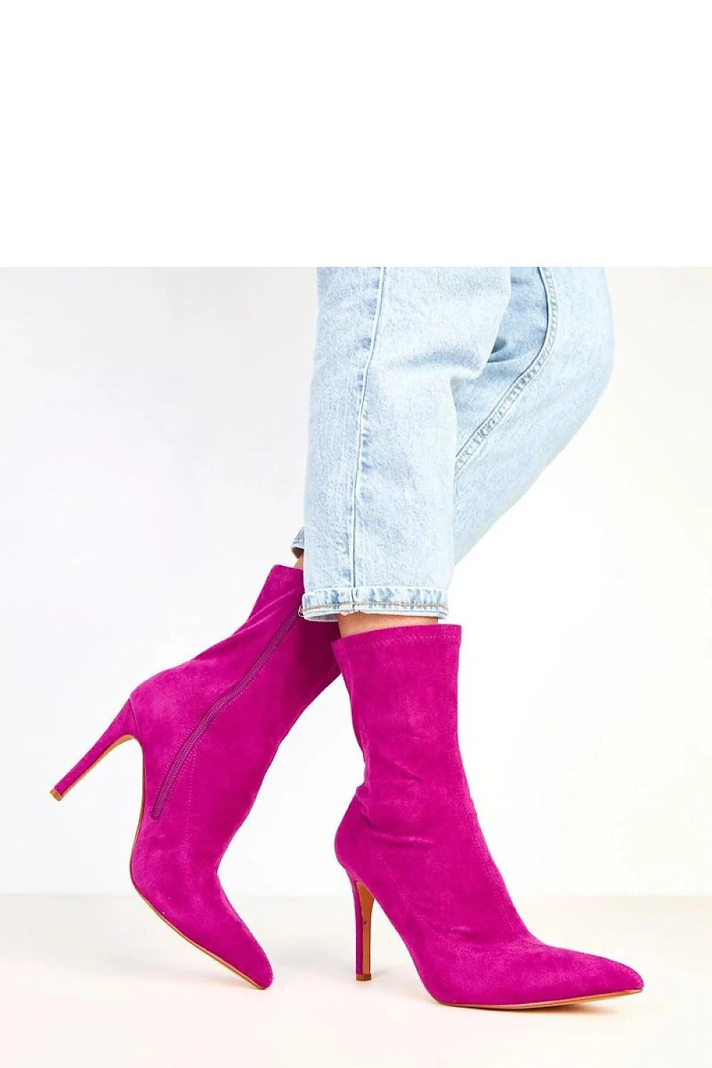 bottines suédé rose fuchsia bout pointu talon pilier haut tige dix sept centimètres fermeture éclair latérale doublure douce semelle synthétique