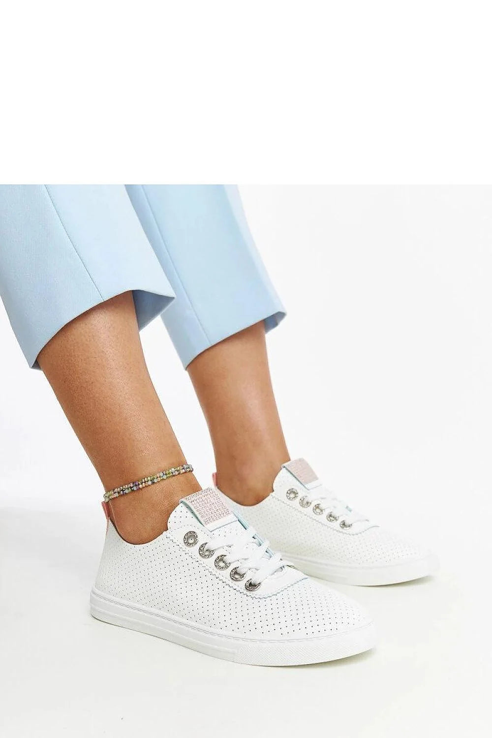 Baskets féminines modernes basses perforées blanc cuir synthétique lacets métal beige rose occasions multiples