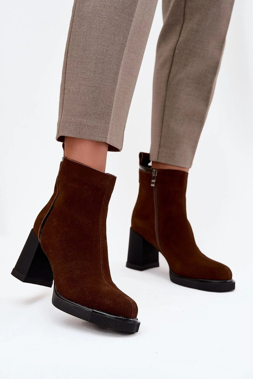 bottes talon bloc sculpté cuir suédé daim marron chocolat tige cheville fermeture éclair semelle caoutchouc noir