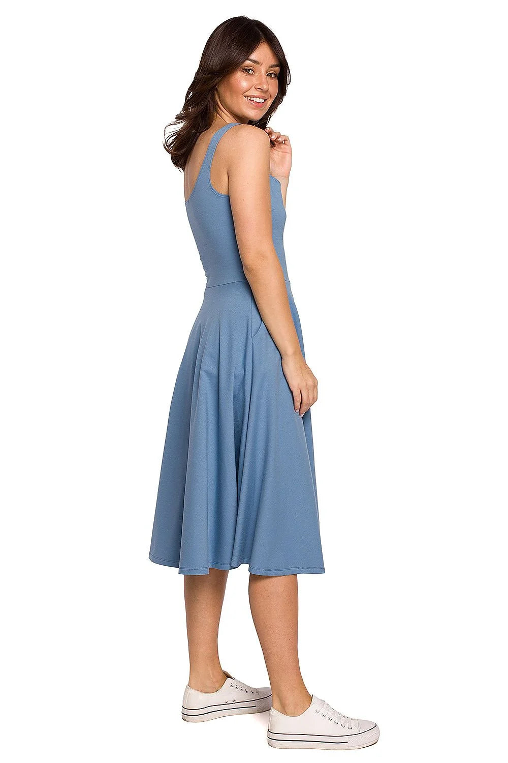 Robe bleue en coton moderne décontractée évasée avec encolure ronde pour femmes élégantes et confortables