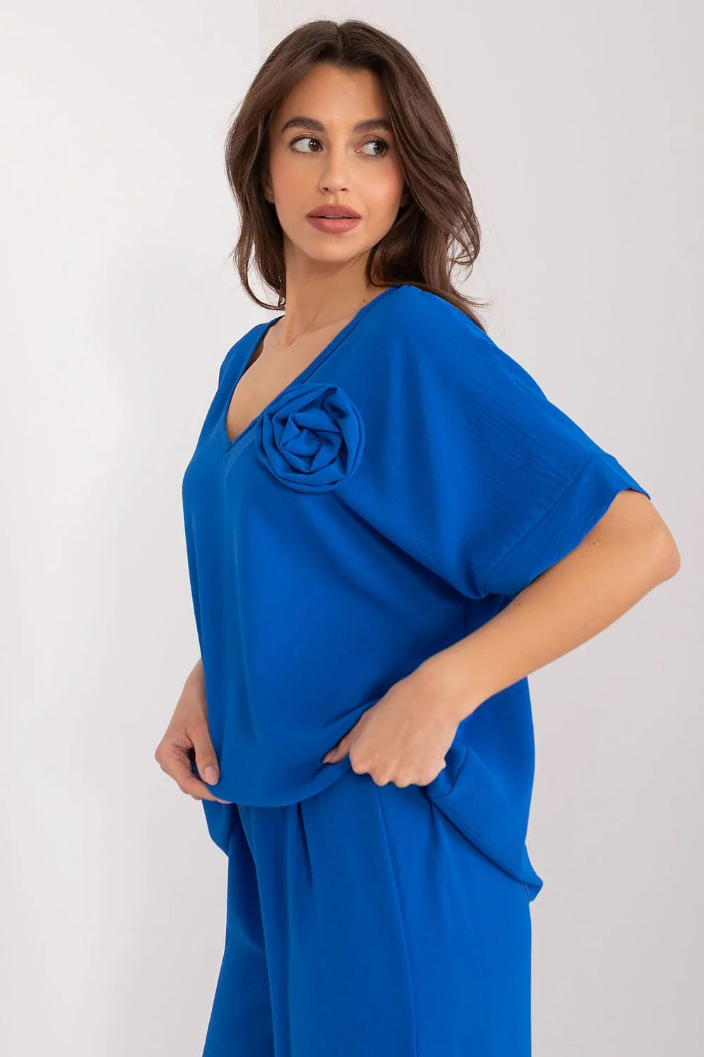 Ensemble femme chemisier et pantalon bleu vif coupe ample décolleté en V fleur épaule manches courtes taille élastique