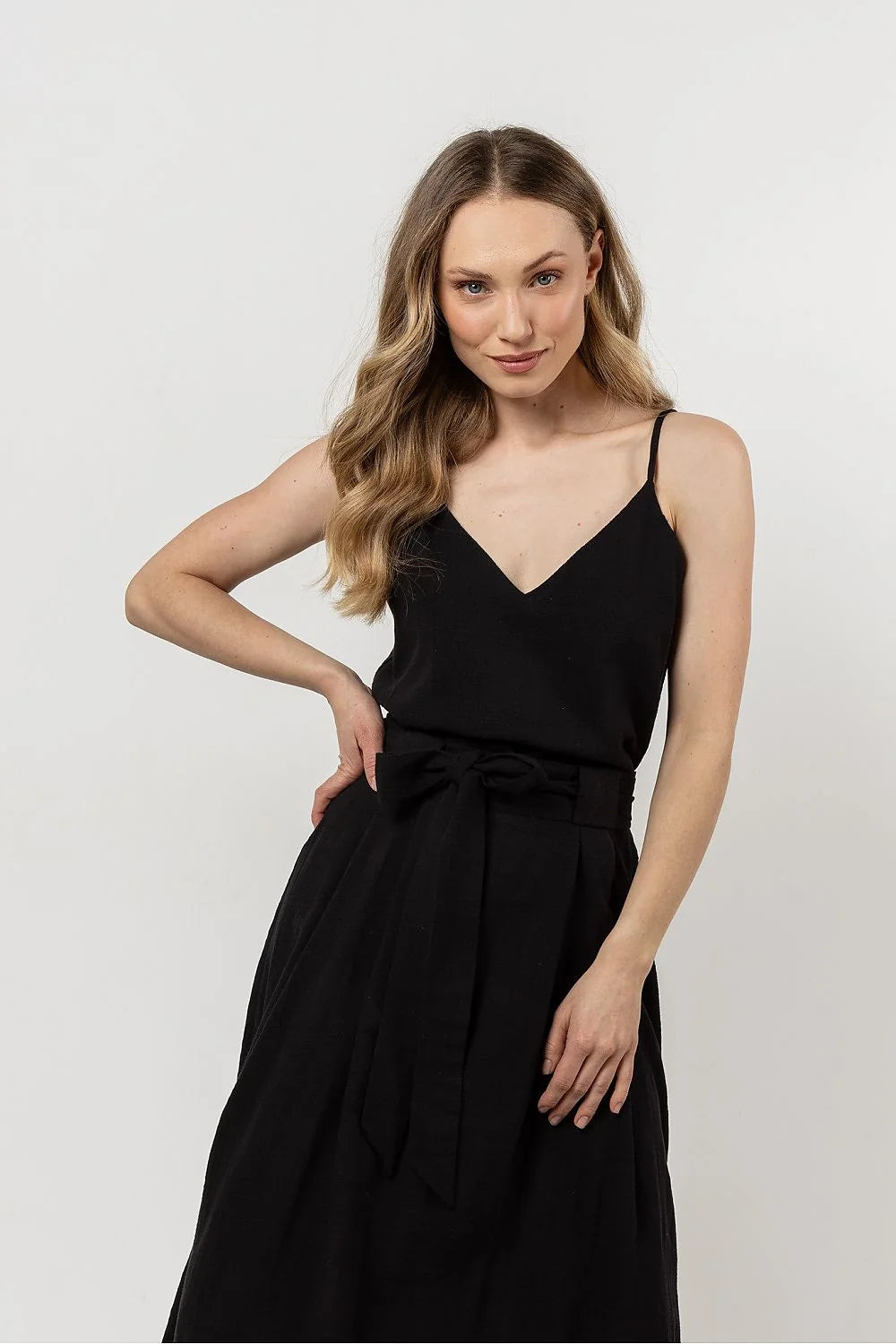Top awama minimaliste en coton 100% noir bretelles fines coupe ajustée pour femmes