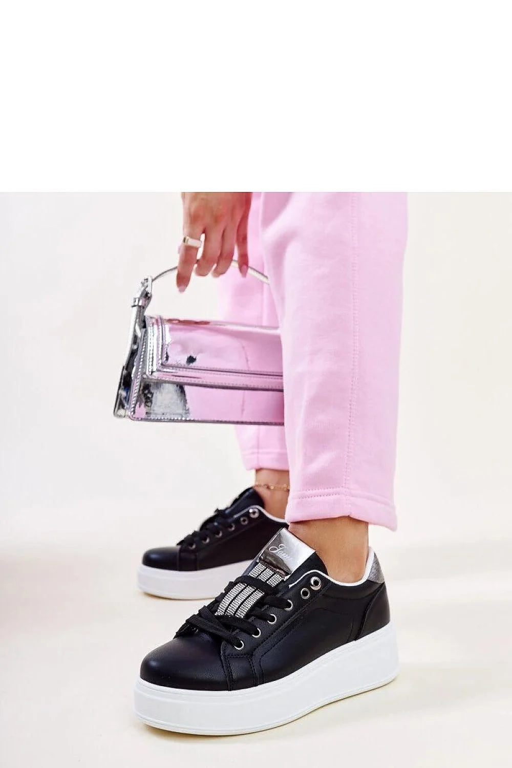 sneakers femme noires similicuir brillantes plateforme semelle compensée blanche lacets classiques œillets métalliques détails argentés bande strassée urbain chic confortables