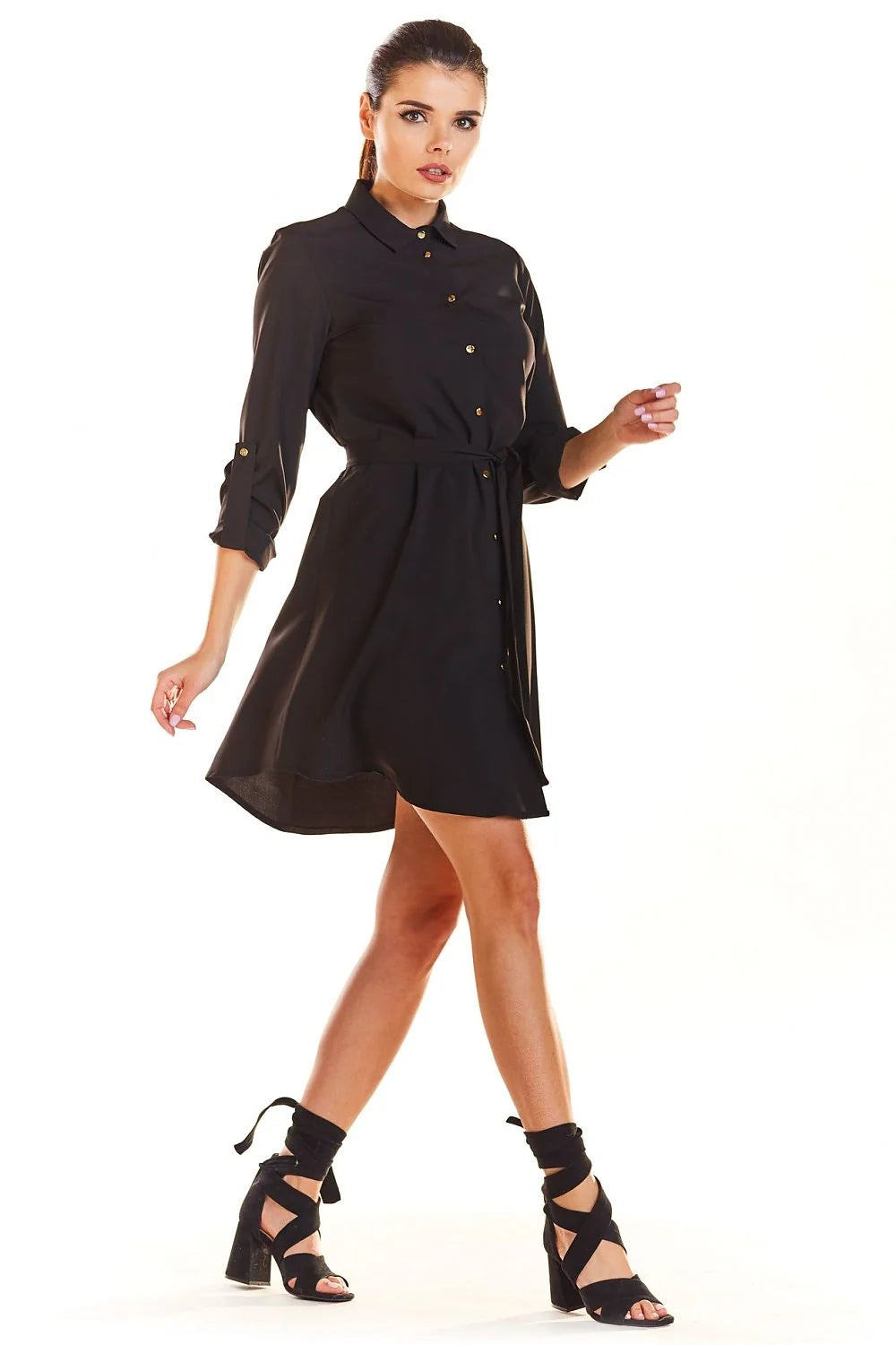 robe chemise courte bleu roi fluide évasée col classique boutonnage manches retroussées ceinture nouée taille ajustée ourlet asymétrique dos boutons
