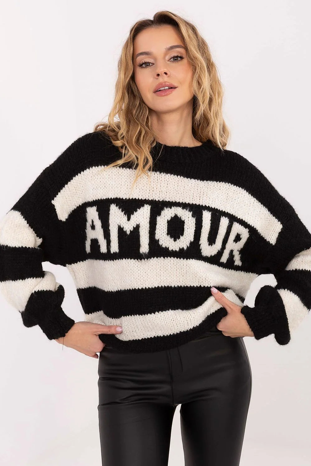 pull femme oversize maille épaisse tricotée bicolore noir blanc larges rayures jacquard inscription AMOUR col rond manches longues bouffantes