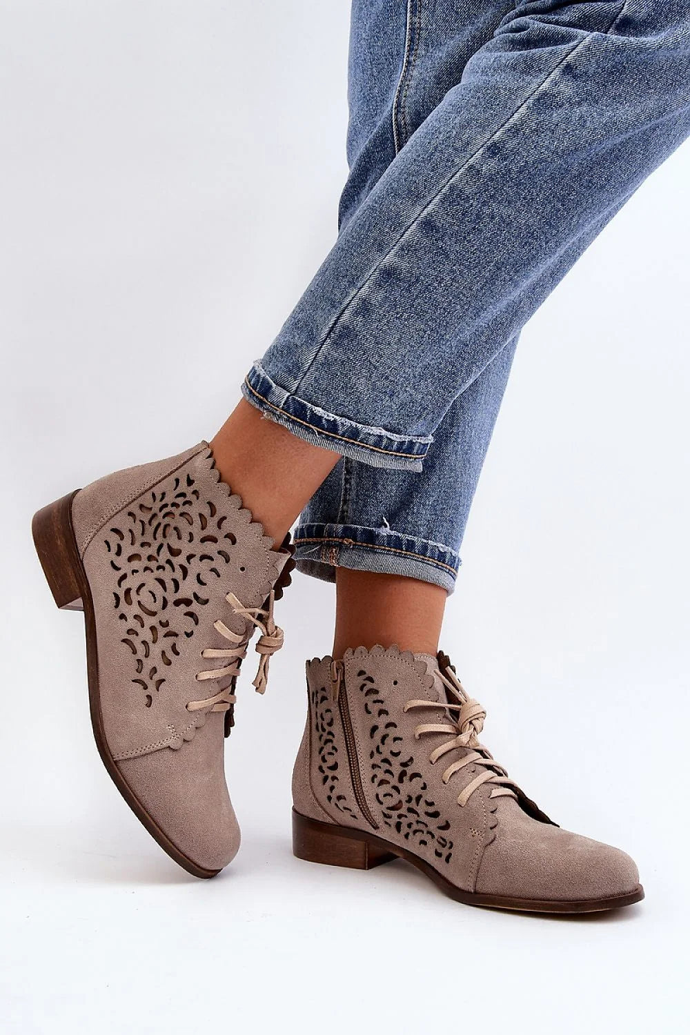 Bottines féminines en suède taupe laser découpé floral bout rond 9cm hauteur tige moderne occasion quotidienne et soirée