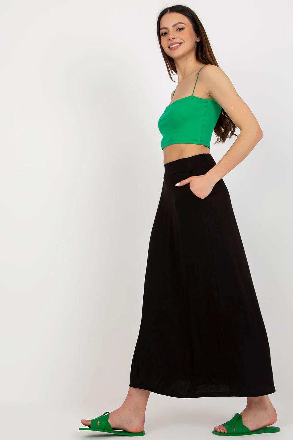 Jupe longue Rue Paris, tenue féminine, crop top vert, jupe noire, style moderne, femmes, été, occasionnels, soirée, accessoires, mode, vêtement, Paris, shopping
