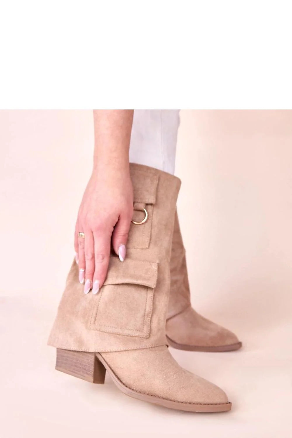 bottines suédé écologique beige taupe mi mollet style western bout amande talon bloc 7cm tige 25cm zip poches rabat anneau