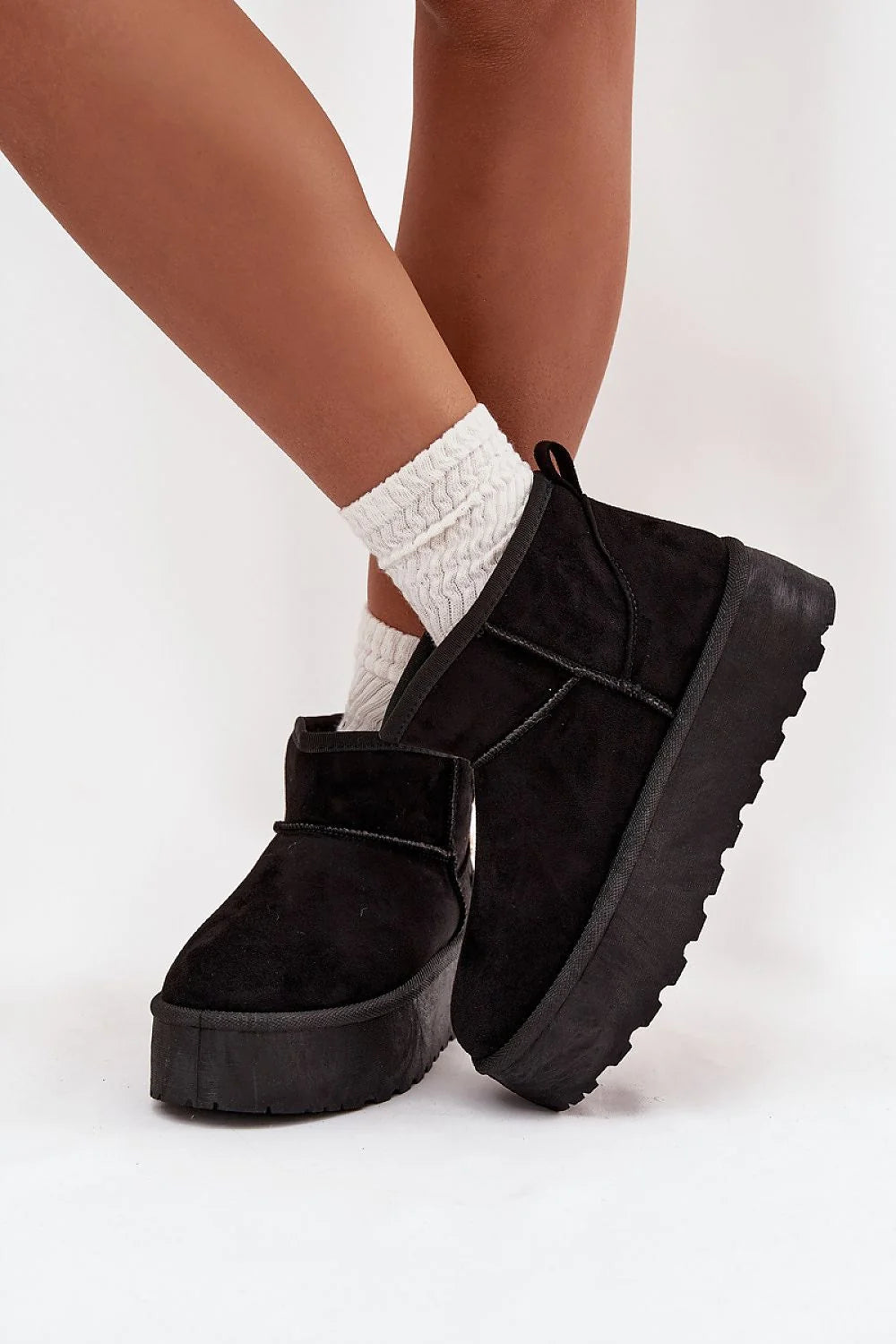 bottes neige femme suédine écologique noir plateforme caoutchouc semelle crantée épaisse doublure fourrure chaude confortable ornements strassés sanslacets