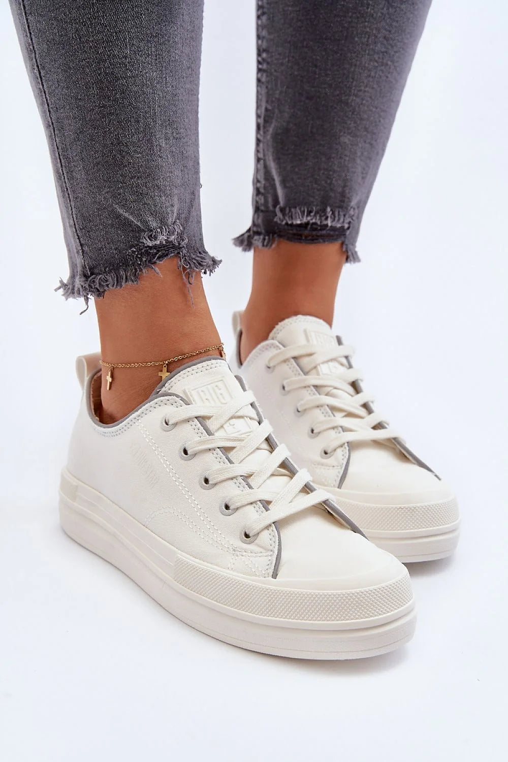 Baskets pour femmes en cuir synthétique design moderne couleur blanche semelle en caoutchouc style minimaliste confortable idéales pour le quotidien été mode urbaine