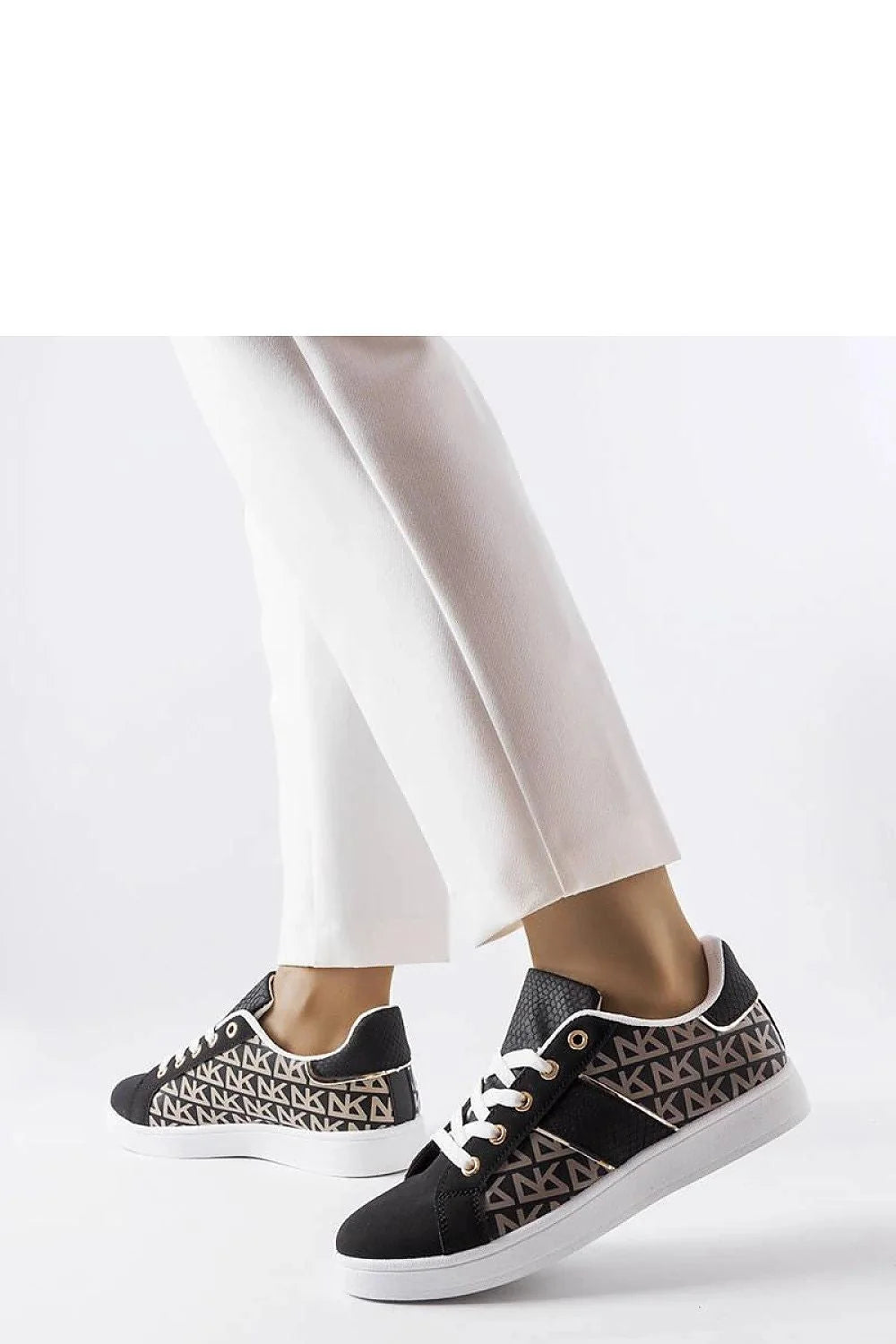 baskets sneakers femme élégantes modernes noires blanches texturées monogrammées beiges géométriques semelle épaisse caoutchouc lacets contrastants œillets dorés confort urbain