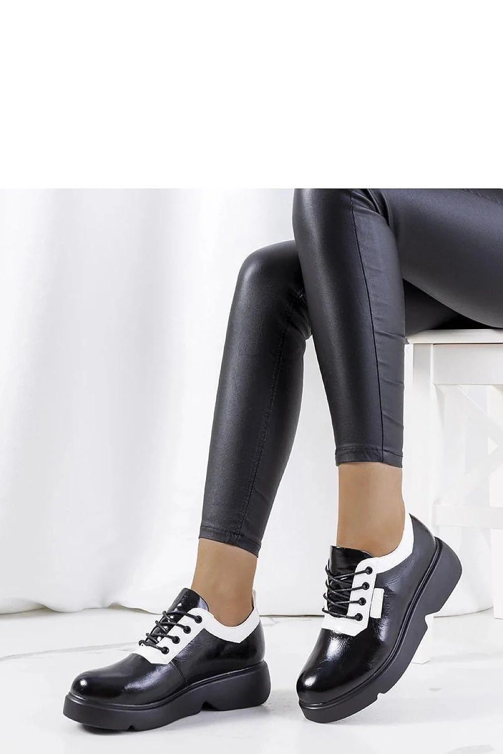 Chaussures basses design moderne femme cuir verni noir blanc contrasté semelle épaisse lacets métal