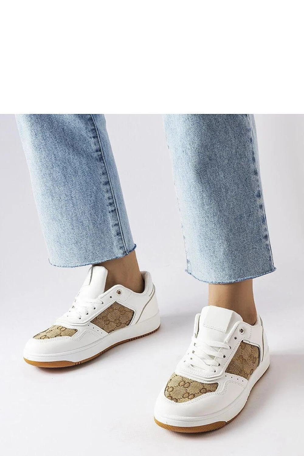 Baskets femme design moderne élégant cuir blanc motif monogramme caoutchouc semelle marron clair coupe basse lacets métalliques