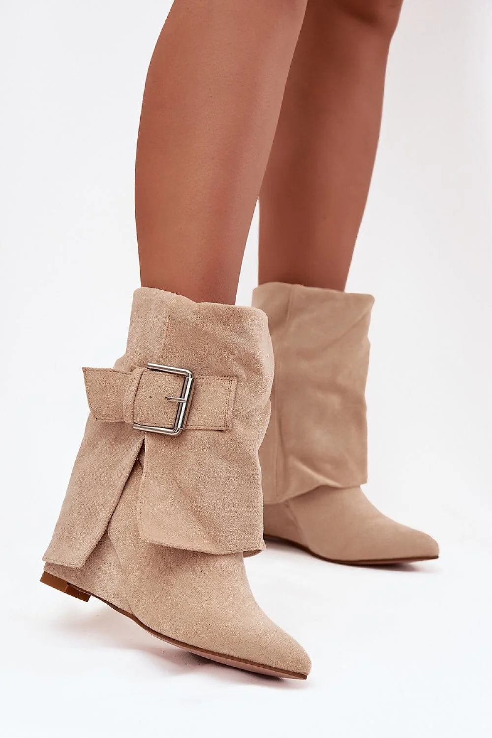 bottines talon compensé beige suédine écologique bout pointu tige mi mollet plissé bride boucle carrée métal argenté bohème chic
