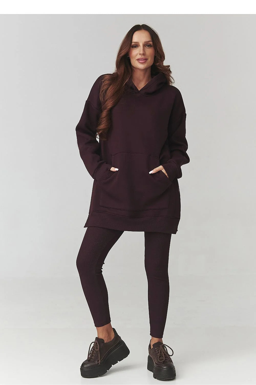 ensemble loungewear femme sweat capuche oversize tunique molleton prune foncé poche kangourou manches tombantes legging moulant taille haute